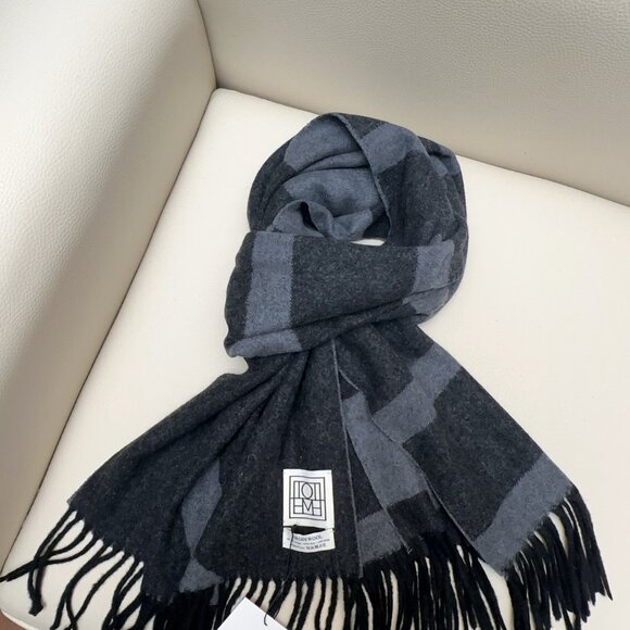 Toteme wool and cashmere scarves - Picture 1 of 8